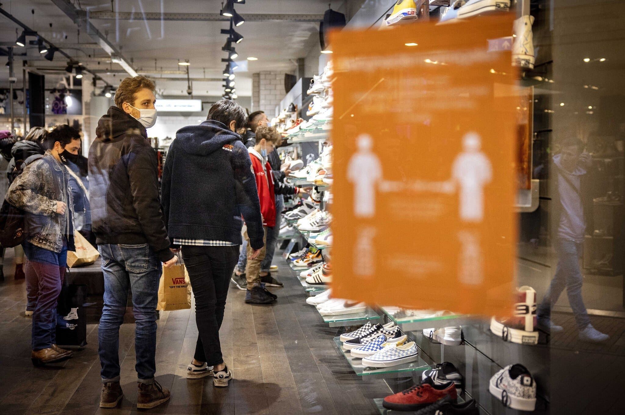 Ac mong phong toa tro lai chau Au hinh anh