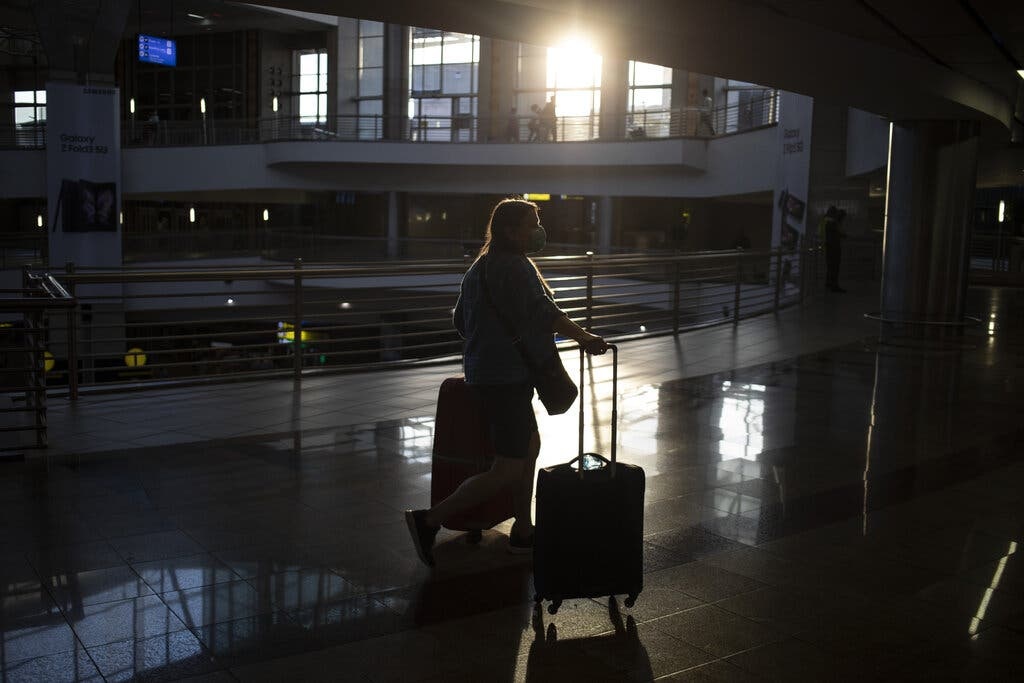 Hai chuyen bay voi 14 nguoi mac bien chung Omicron hinh anh