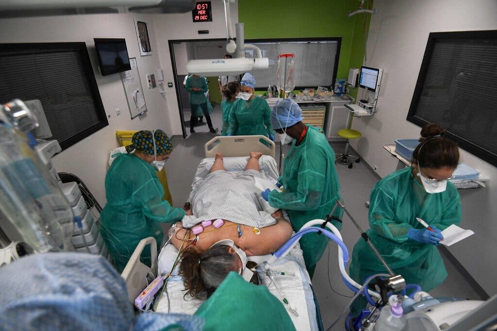 Chau Au hung chiu dot dich do chung Omicron truoc them nam moi hinh anh