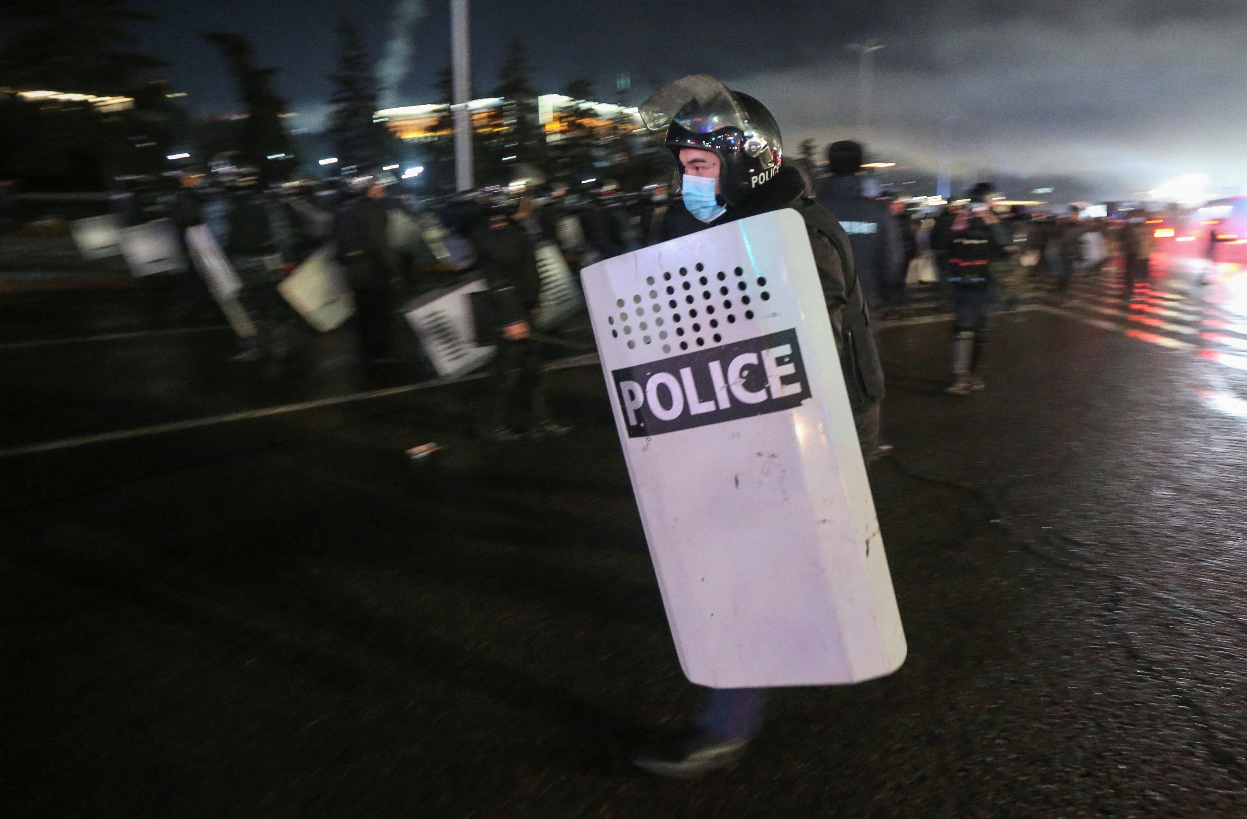 18 nhan vien an ninh Kazakhstan thiet mang trong bao loan hinh anh