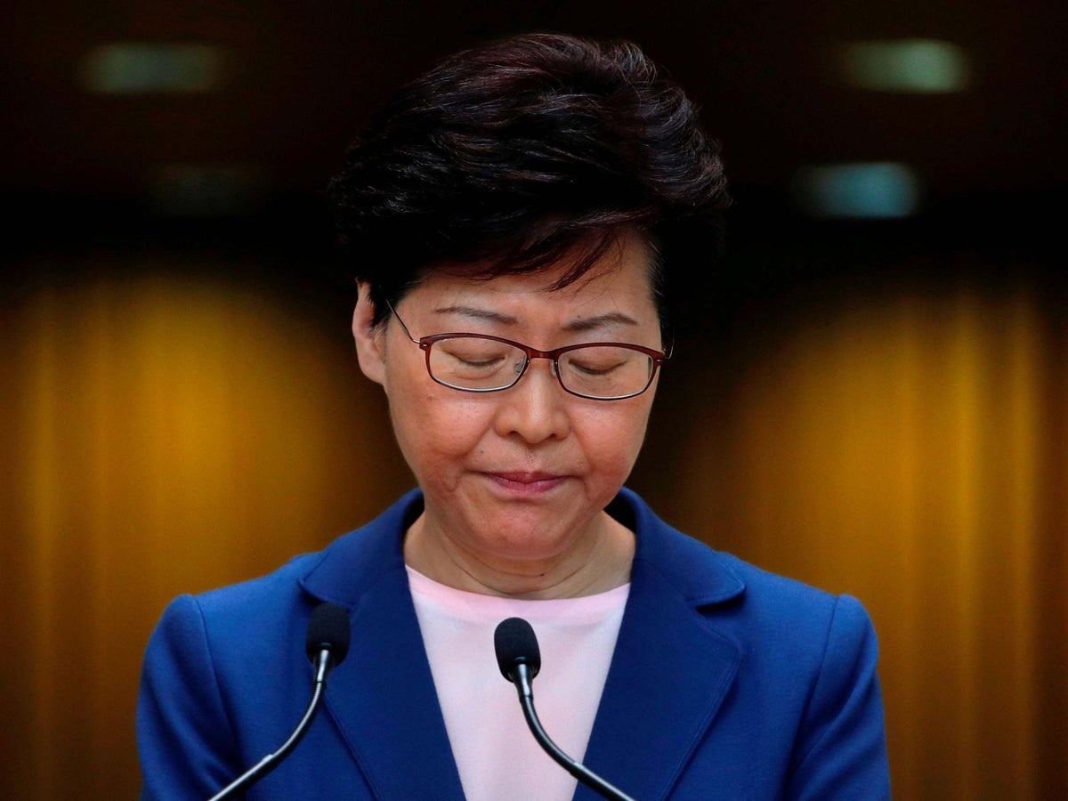 Ba Carrie Lam xin loi hinh anh