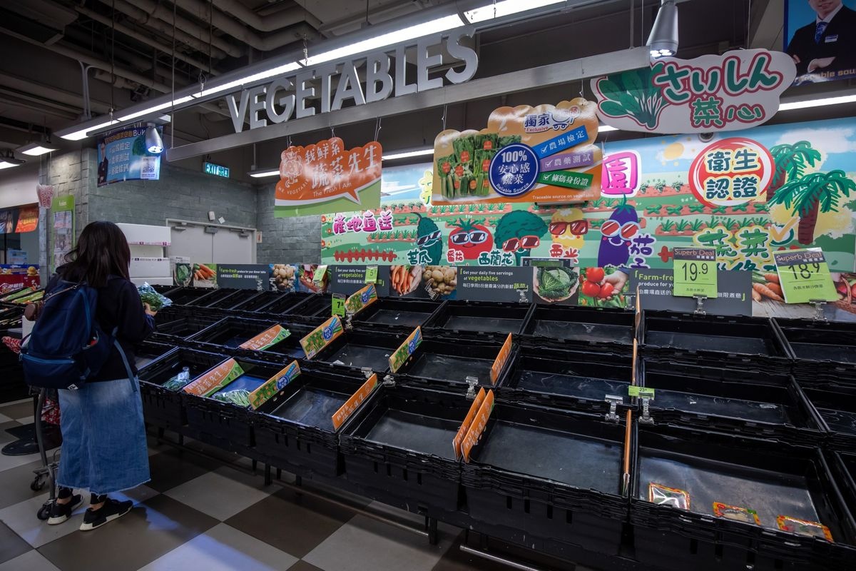 Tai xe dai luc duong tinh Covid-19, Hong Kong lo thieu thuc pham hinh anh