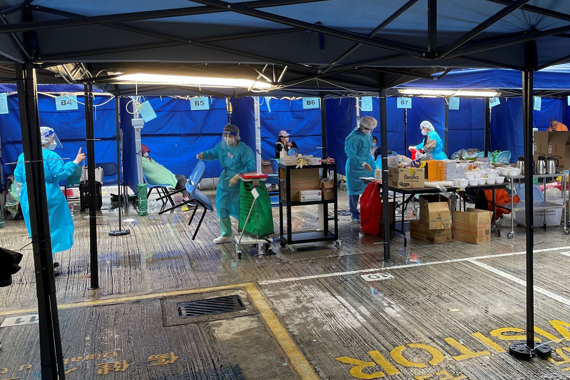 hong kong chien dau tong luc voi covid-19 anh 1