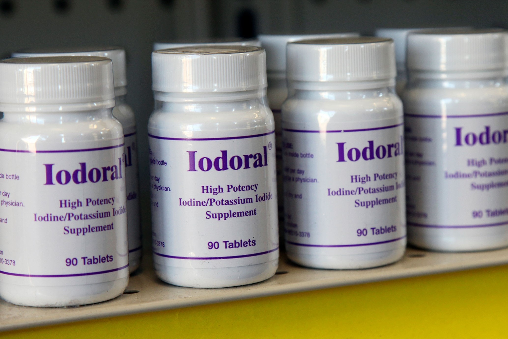 Nguoi chau Au do xo mua thuoc iodine giua lo ngai xung dot o Ukraine hinh anh