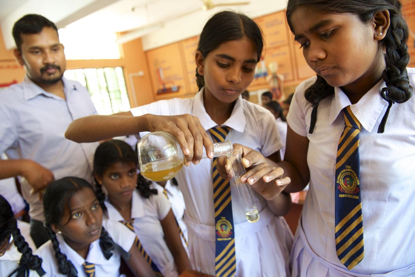 hoc sinh Sri Lanka nghi thi anh 1
