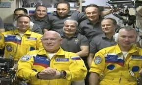Phi hanh gia Nga mac trang phuc mau co Ukraine di len ISS? hinh anh