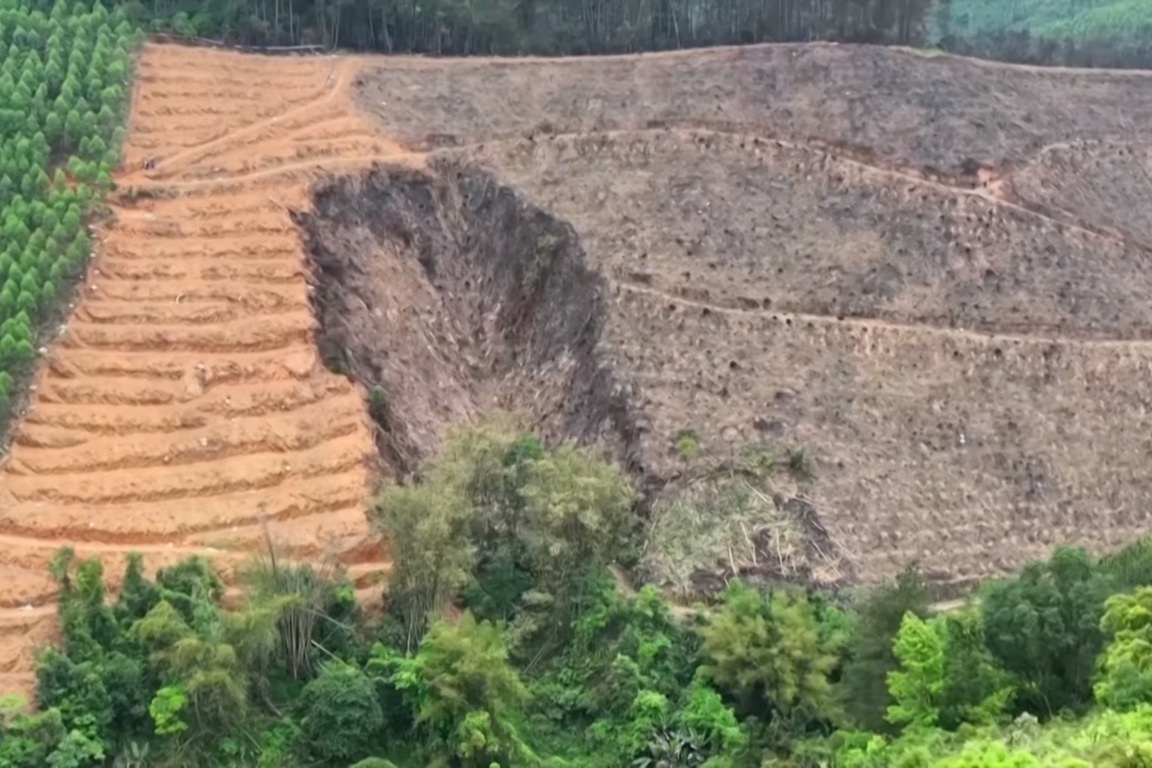 Ngon nui sat lo vi bi may bay roi trung o Trung Quoc hinh anh