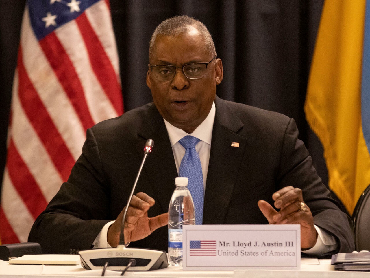 Hang chuc nuoc ban chuyen vien tro vu khi hang nang cho Ukraine hinh anh