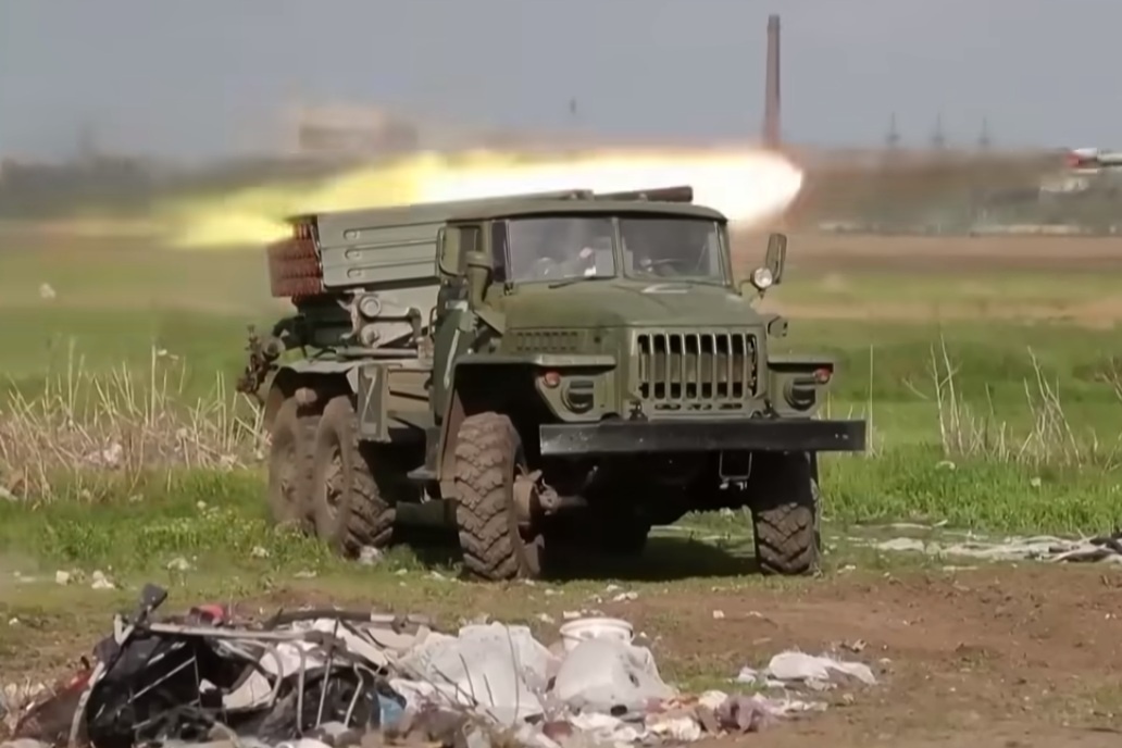 Luc luong than Nga khai hoa phao phan luc gan nha may Azovstal hinh anh