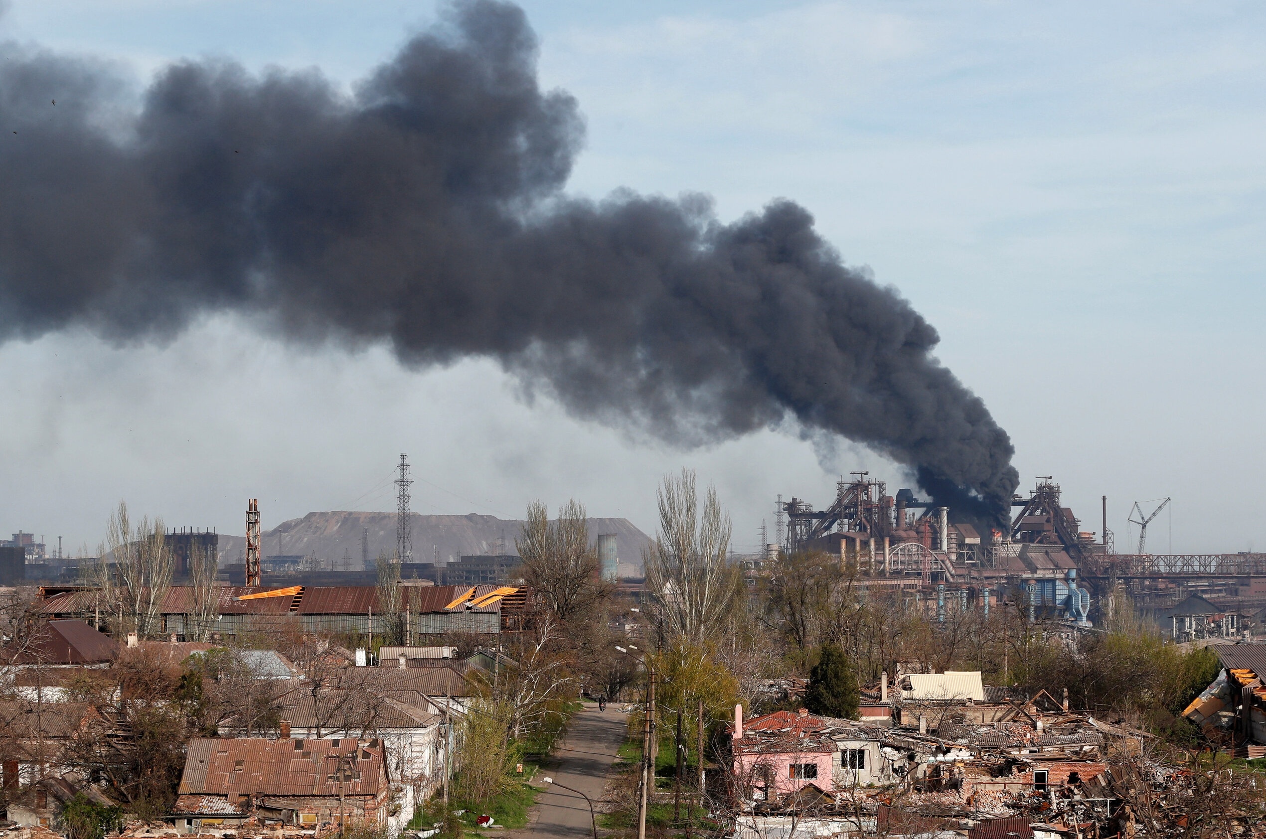 Phao binh va may bay Nga tan cong khu nha may thep Azovstal hinh anh