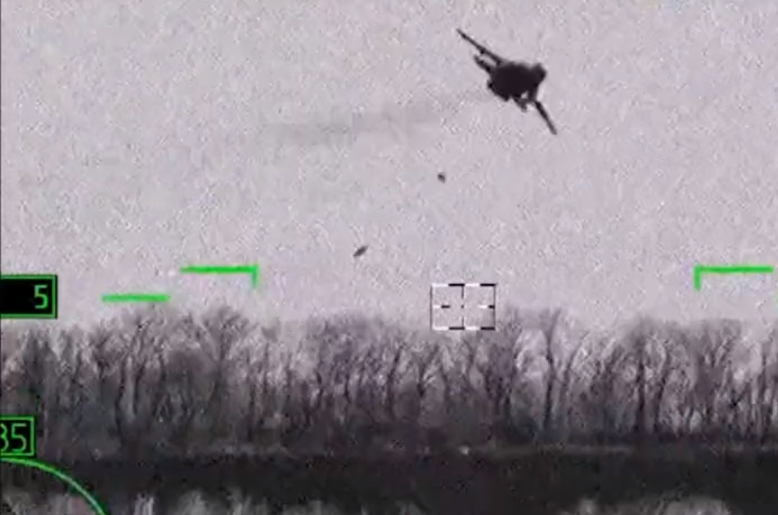 Nga tung video Su-24M rai bom pha huy can cu cua Ukraine hinh anh