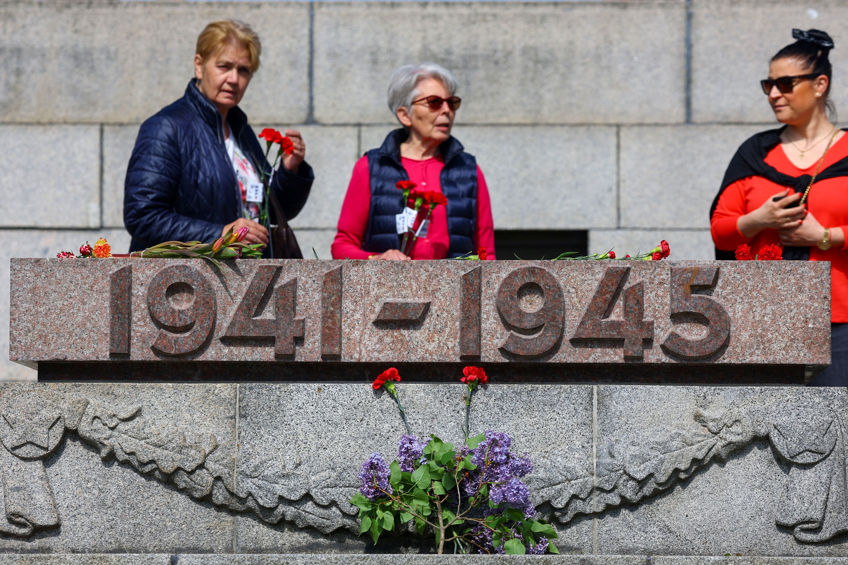 Berlin cam co Nga, Ukraine trong ngay ky niem ket thuc The chien II hinh anh