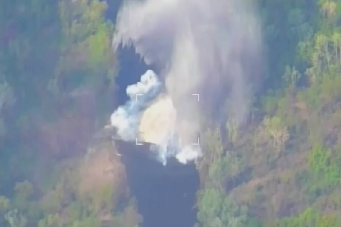 Nga tung video tan cong duong di chuyen cua xe quan su Ukraine hinh anh