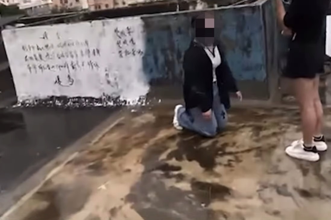 Xuat hien video nu sinh Hong Kong quy goi, bi tat toi tap vao mat hinh anh