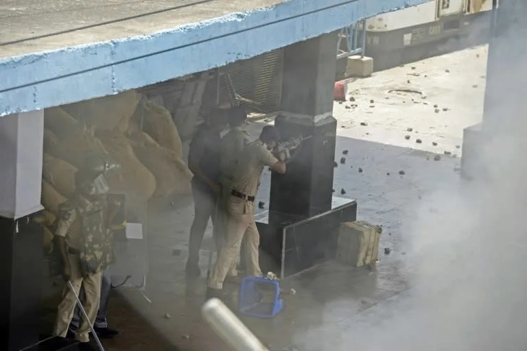 Canh sat An Do no sung vao dam dong nguoi bieu tinh hinh anh