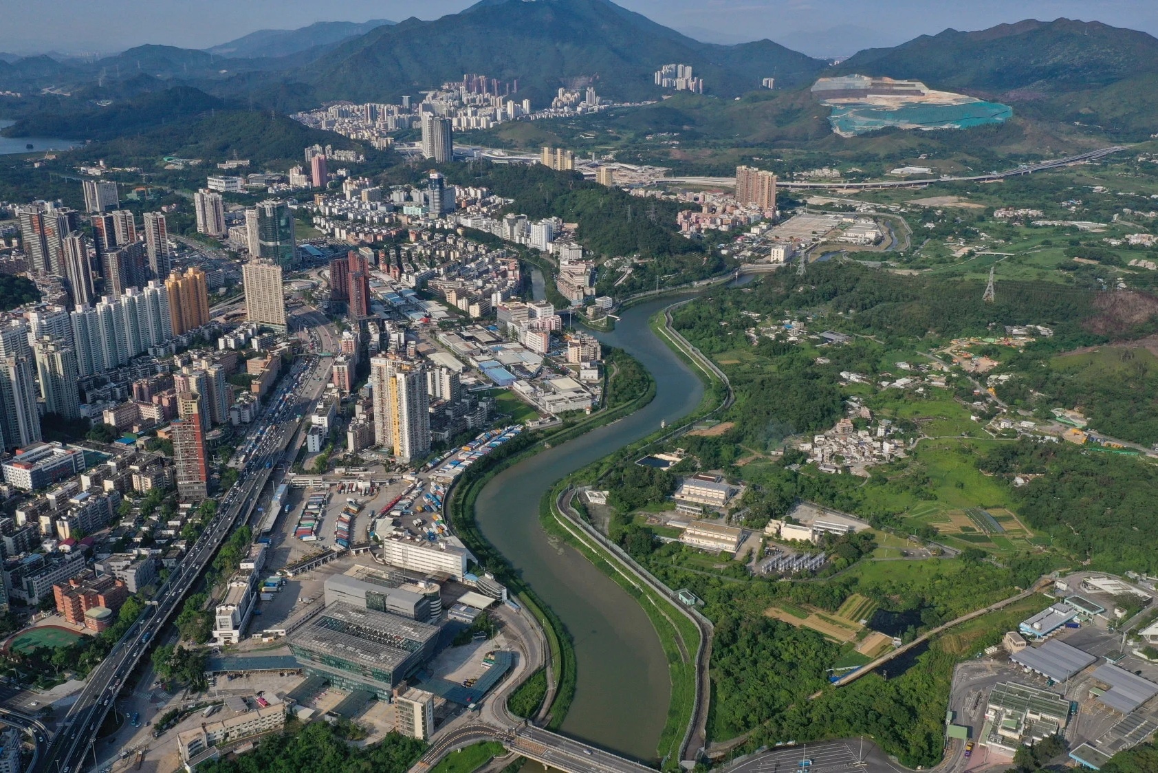 Vi sao Hong Kong bi Tham Quyen qua mat? hinh anh