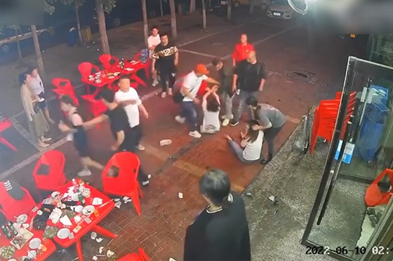 Binh xit hoi cay dat do sau vu 4 co gai bi danh dap o Trung Quoc hinh anh