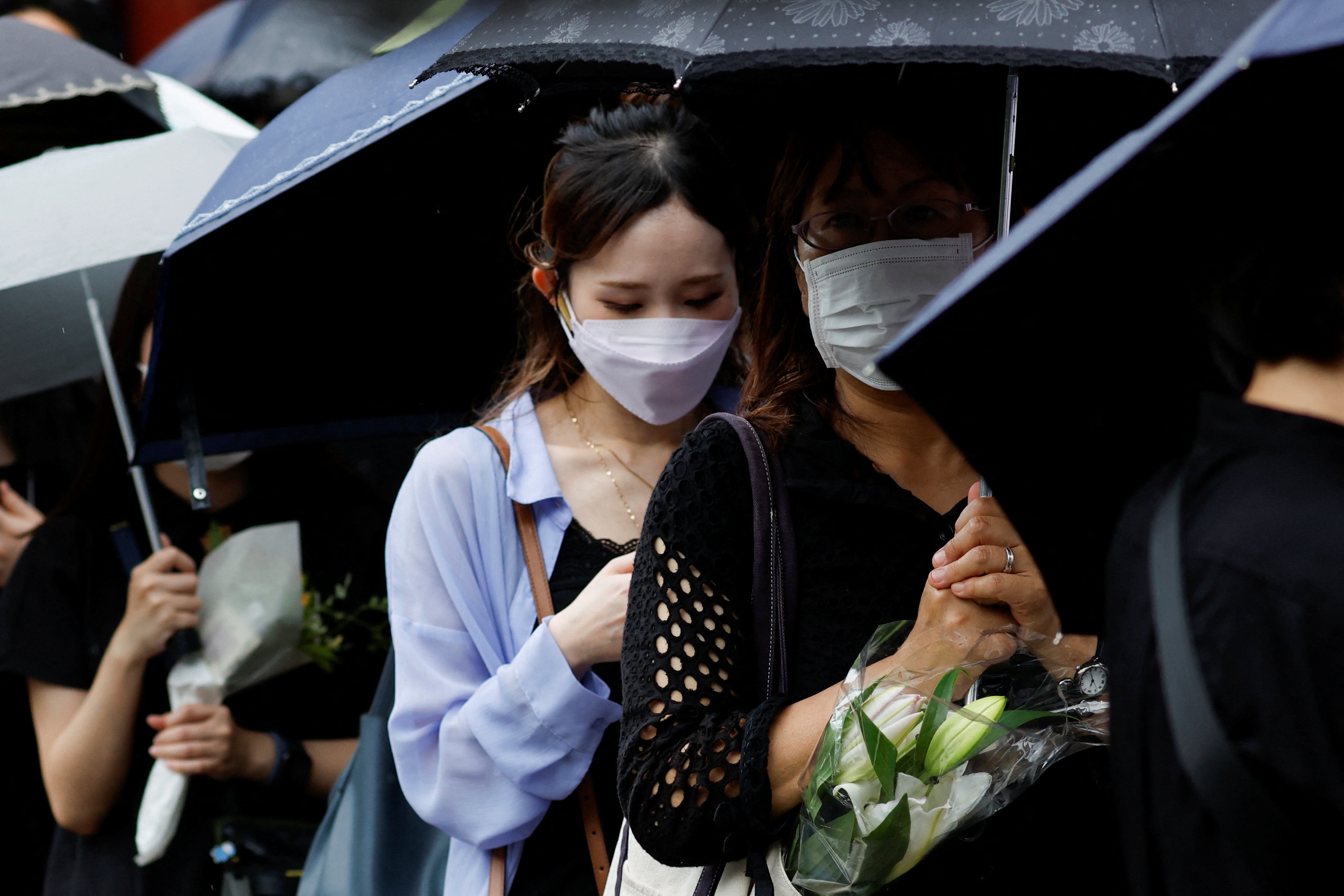 Dong nguoi doi mua dua tang ong Abe o chua Zojoji hinh anh