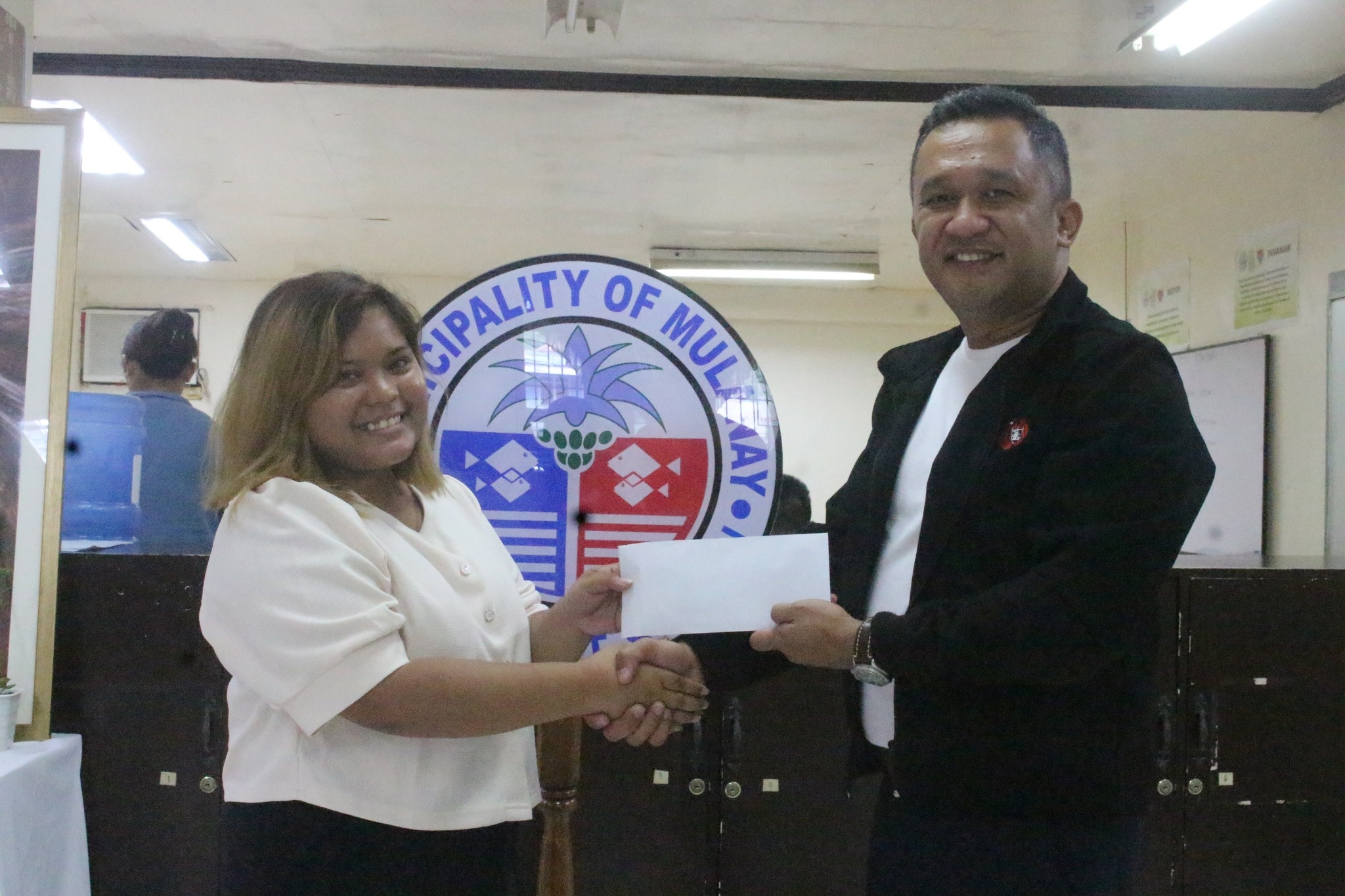 Thi truong Philippines doa ky luat cong chuc khong cuoi voi dan hinh anh