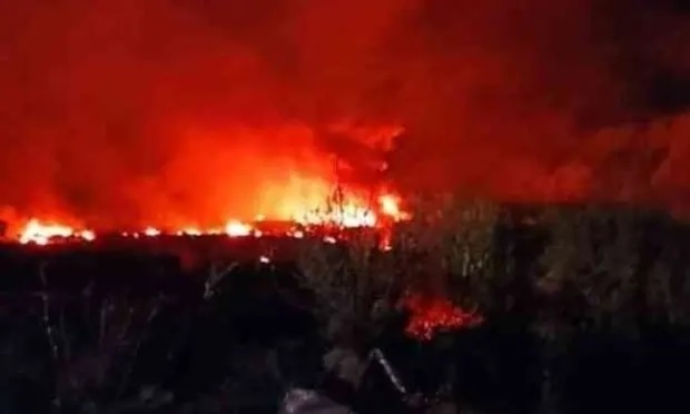 May bay cho ‘hang hoa nguy hiem’ roi tai Hy Lap hinh anh