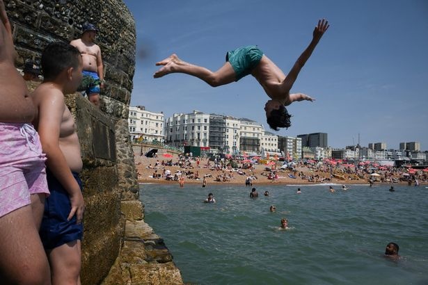 Nuoc Anh buoc vao ngay bao dong do dau tien trong lich su hinh anh