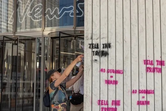 Toa soan bao Anh bi dap vo cua so vi cach dua tin ve nang nong hinh anh