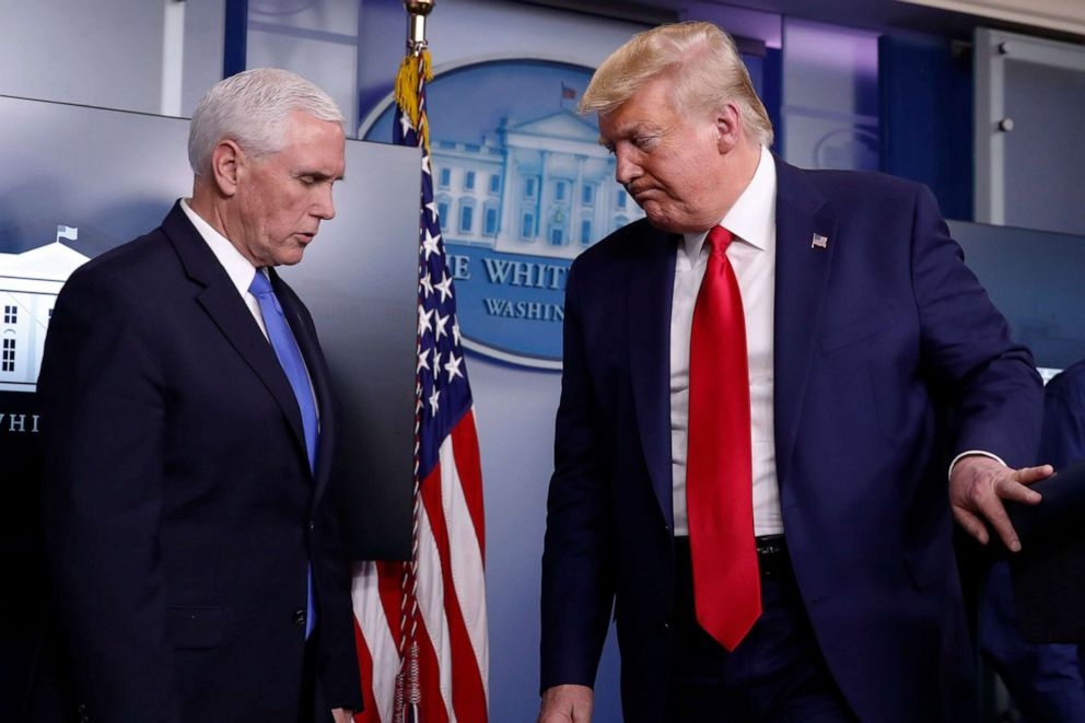 Hai bai phat bieu, mot 'ho sau ngan cach' Trump - Pence hinh anh