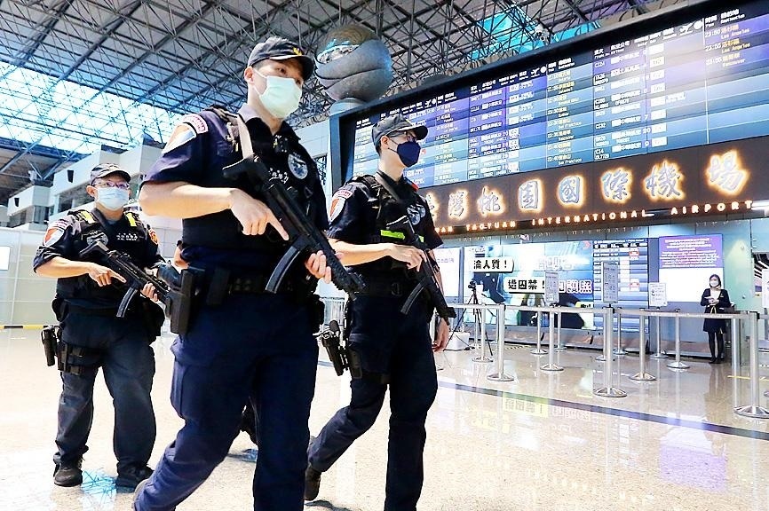 Hai san bay Dai Loan bi doa danh bom truoc khi ba Pelosi toi hinh anh