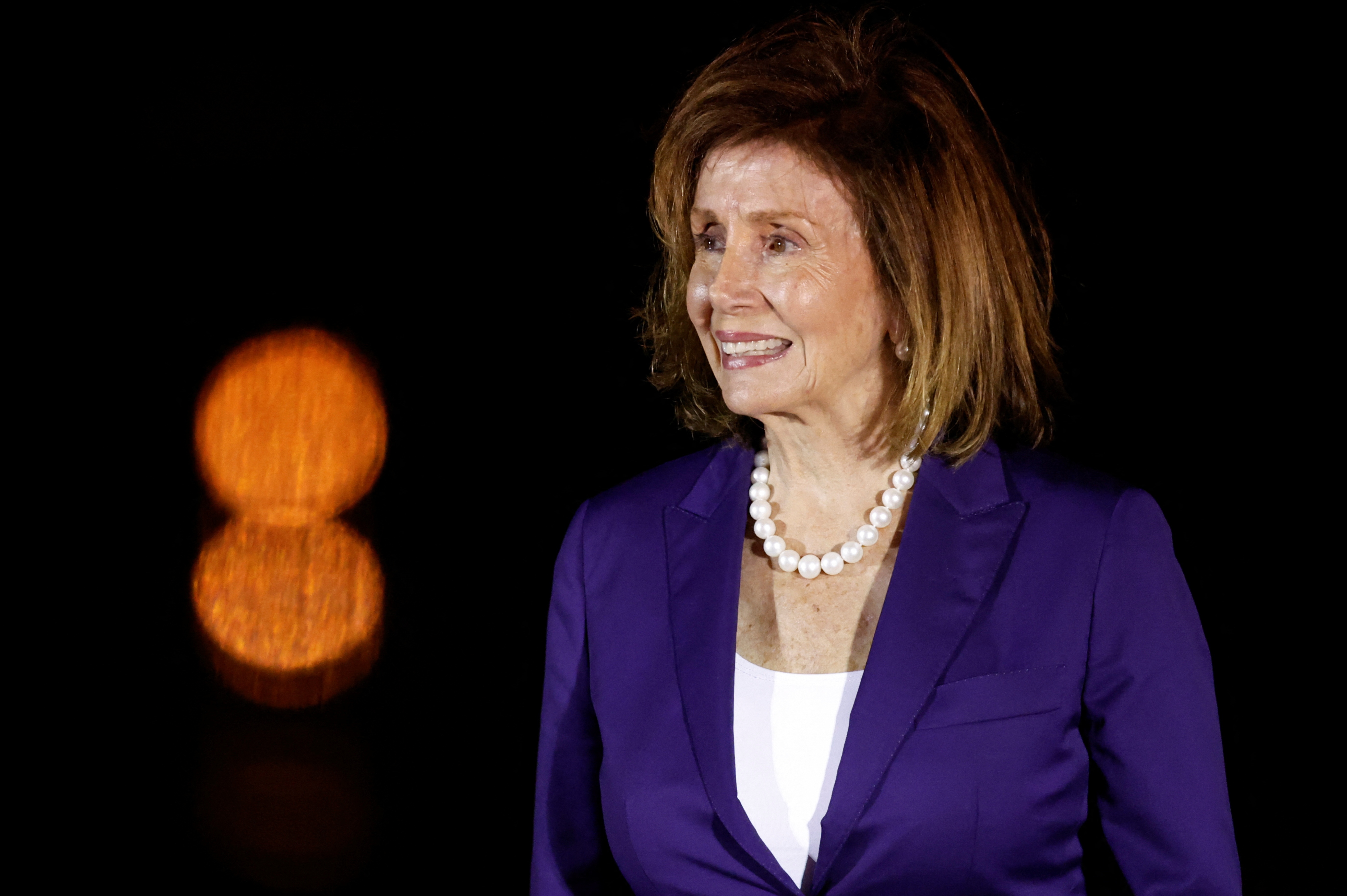 Ba Pelosi den chang cuoi trong chuyen cong du chau A hinh anh