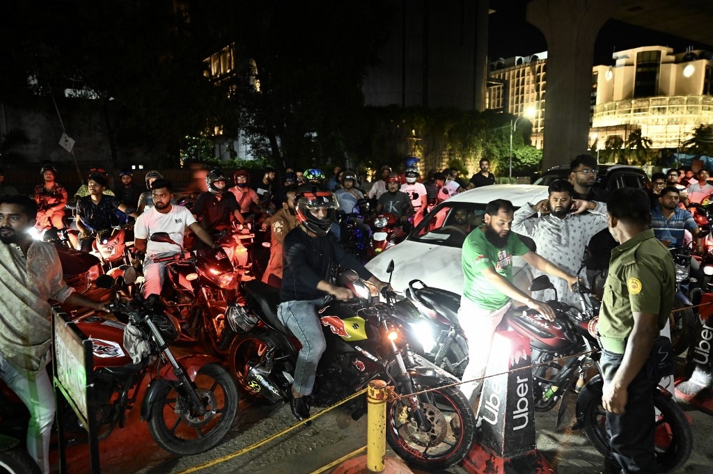 Dan Bangladesh xep hang dai cho do xang truoc khi gia tang cao ky luc hinh anh