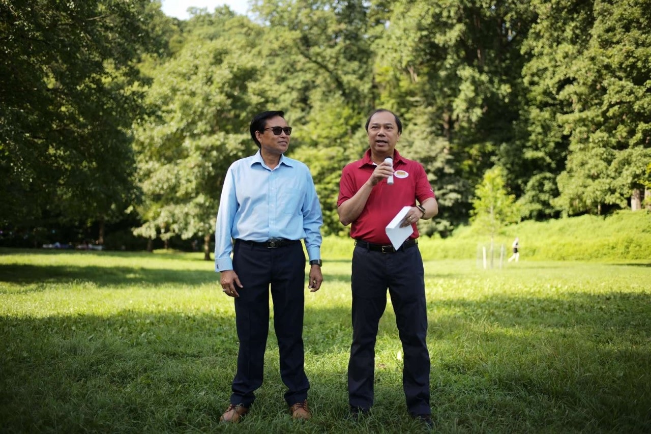 Dai su quan Viet Nam giao luu huu nghi voi Dai su quan Lao tai My hinh anh