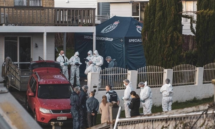 Phat hien xac nguoi trong vali mua tu cuoc dau gia hinh anh