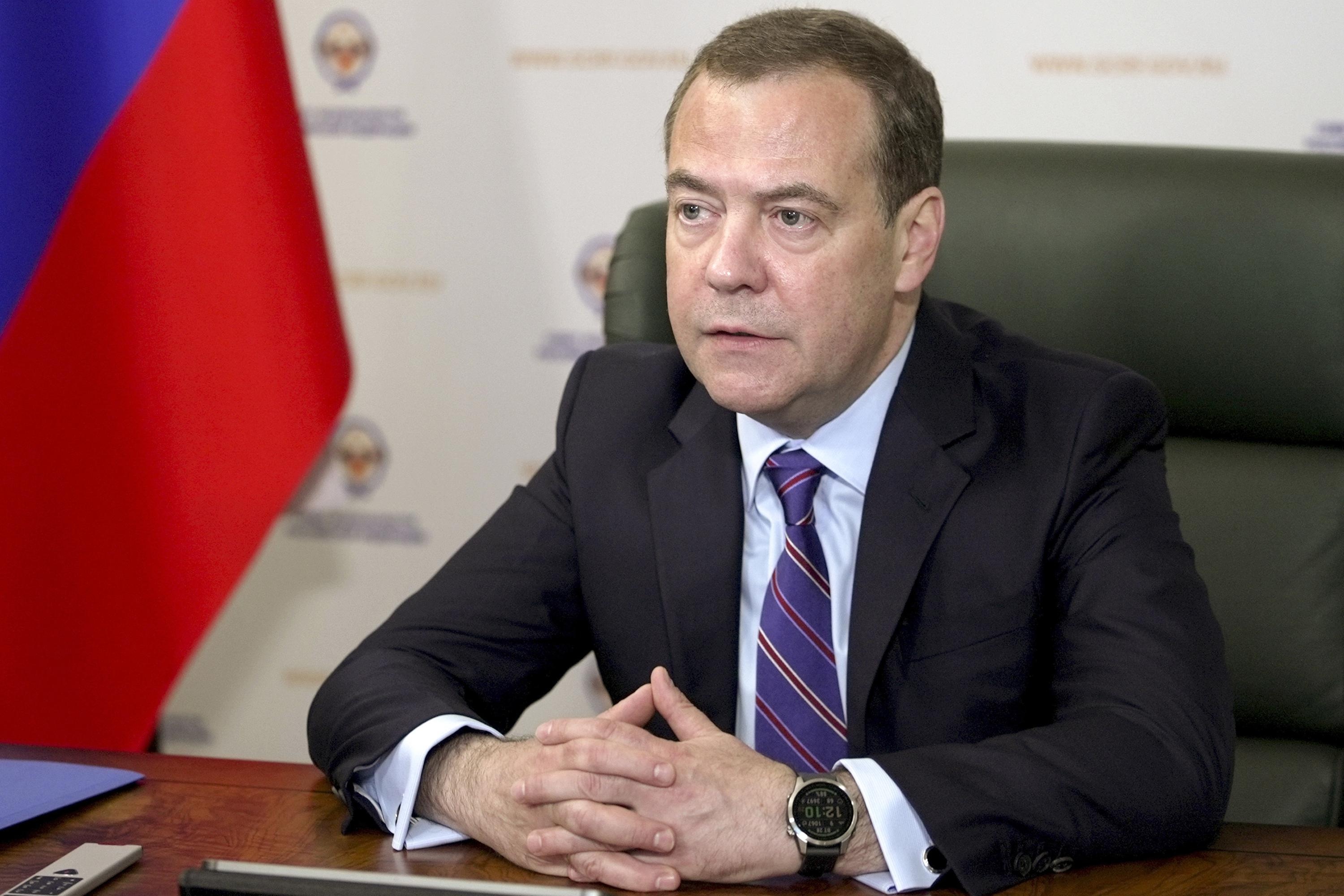 Ong Medvedev: Chien su khong ket thuc du Ukraine tu bo hy vong NATO hinh anh