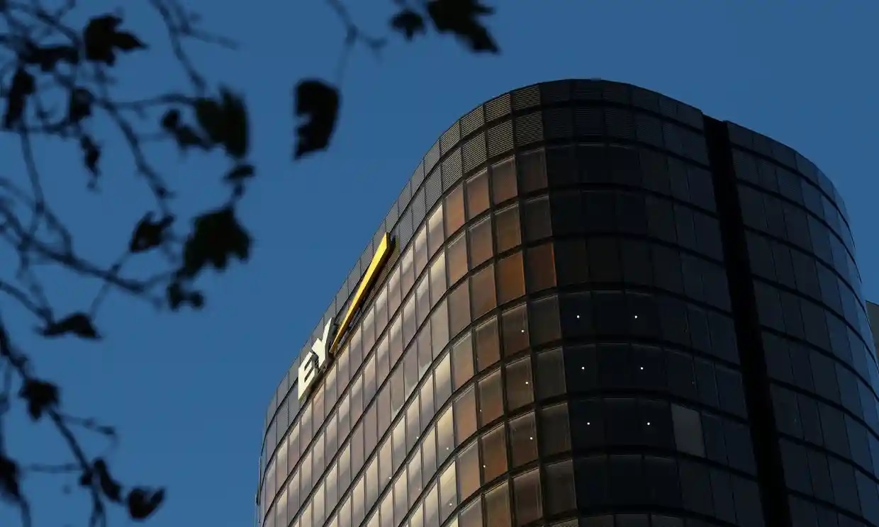 nhan vien e&y tu vong anh 1