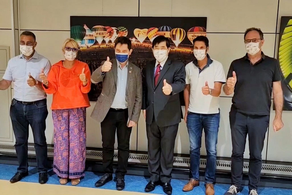 Nhom nam nghi si Phap den Dai Loan hinh anh