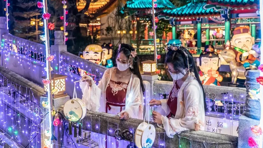 'Hang Nga' deo khau trang di choi Trung thu o Hong Kong hinh anh