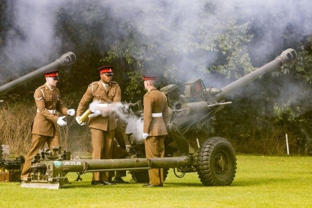 Binh si Anh ban 21 loat dai bac chao mung tan vuong hinh anh