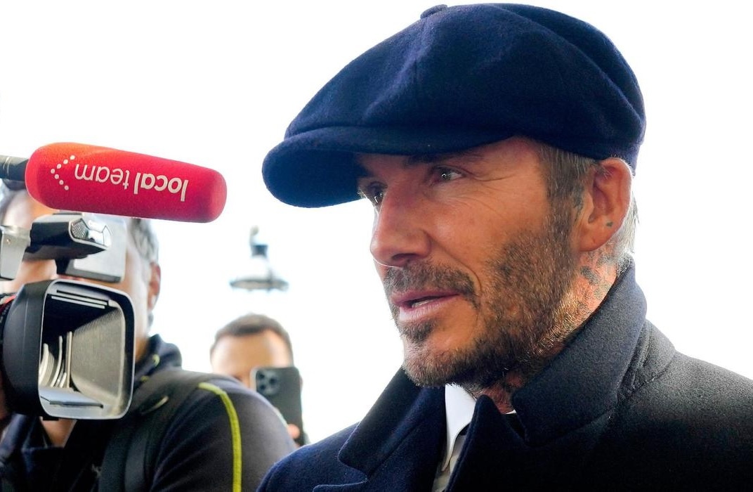 Video Beckham xep hang cho tien biet Nu hoang Elizabeth II hinh anh