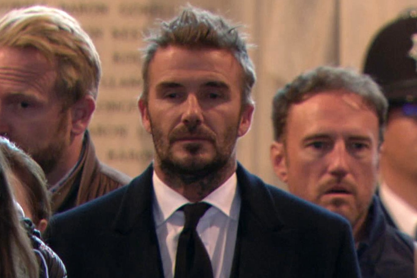 David Beckham xep hang hon 13 tieng, lau nuoc mat vieng Nu hoang Anh hinh anh