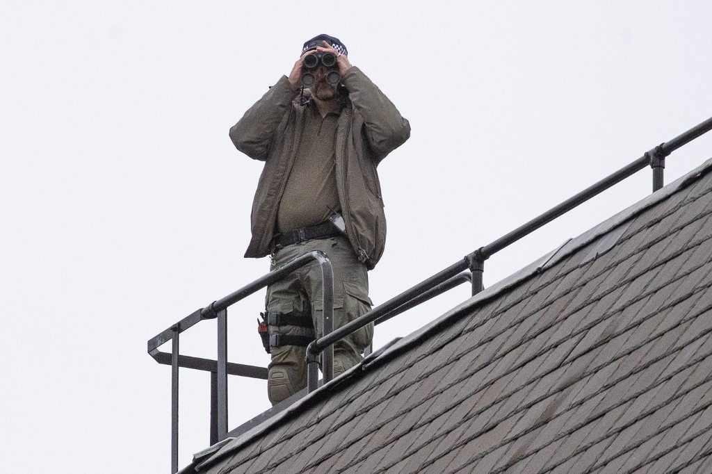 An ninh that chat tai London, xa thu ban tia xuat hien tren mai nha hinh anh