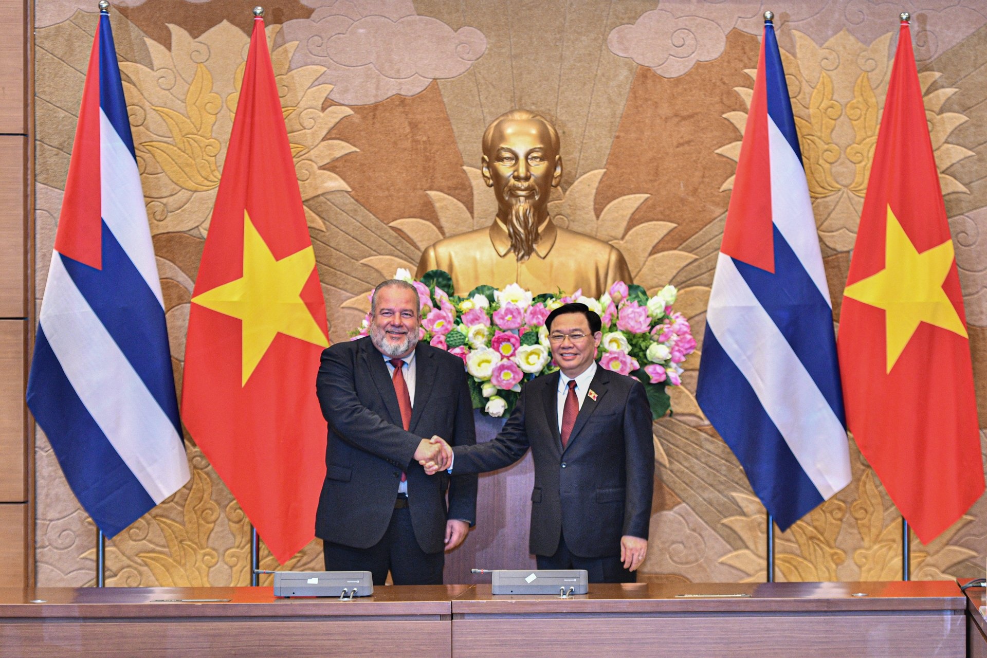 Thu tuong Cuba hoi kien Chu tich Quoc hoi Vuong Dinh Hue hinh anh