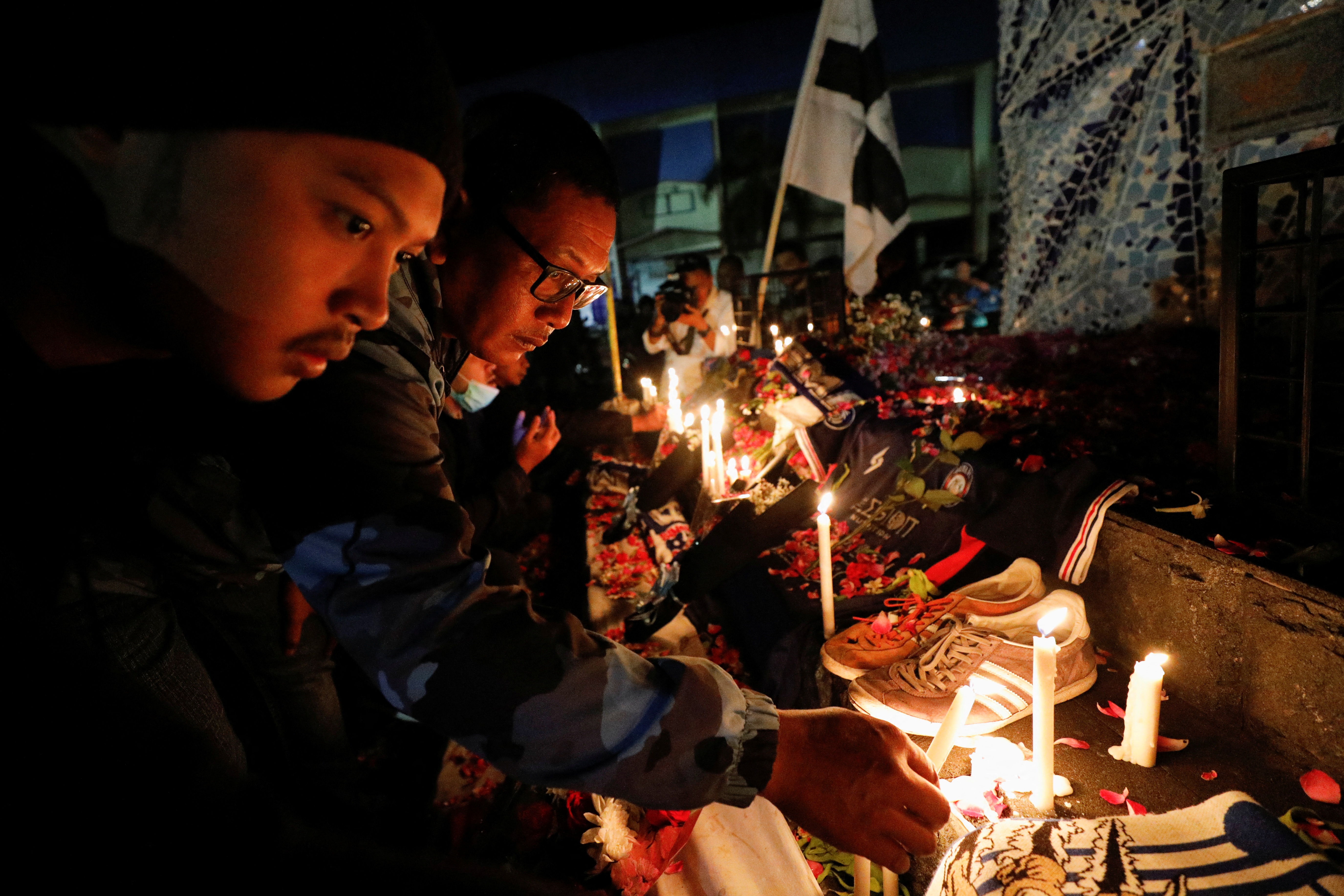 Indonesia sa thai mot canh sat truong sau tham kich san co hinh anh