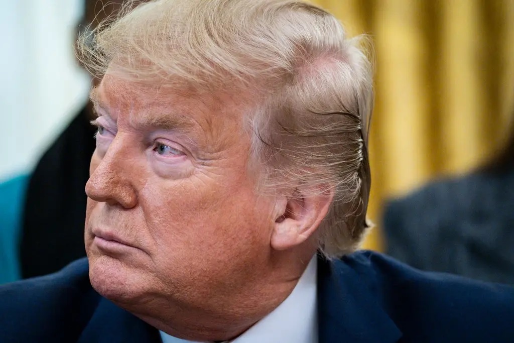 Luat su tiet lo cach ung pho cua ong Trump voi lenh truy to hinh anh