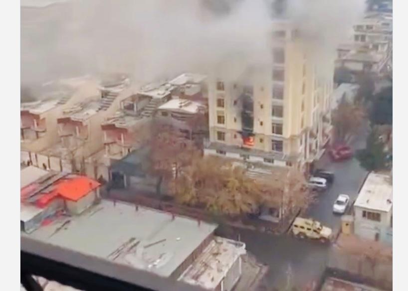 No sung o Kabul, 2 nguoi nhay khoi ban cong thoat hiem hinh anh