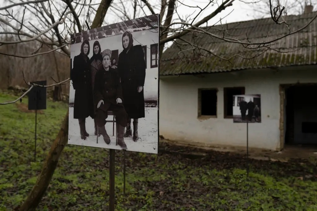 Cuon film bi bo quen tren gac mai he lo nhiep anh gia bac thay hinh anh