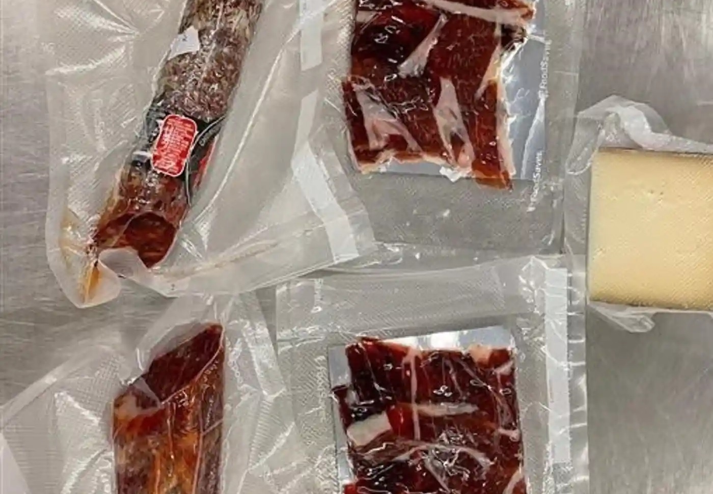 Du khach bi truc xuat vi len mang thit vao Australia hinh anh