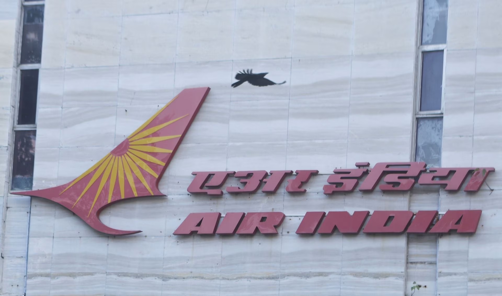Air India bi phat sau vu sep ngan hang ‘tieu bay’ len nu hanh khach hinh anh