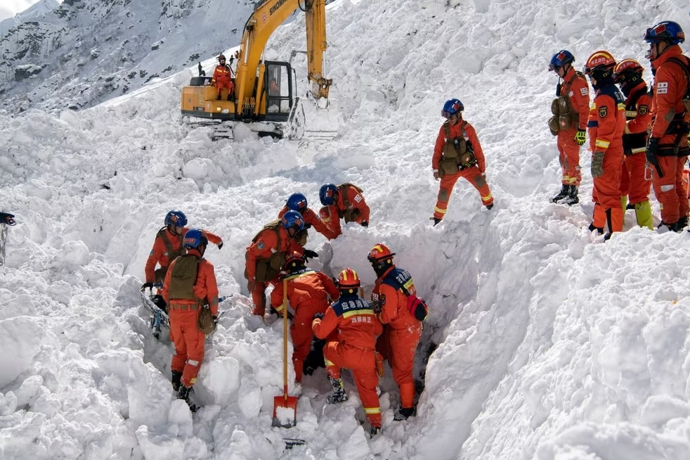 So nguoi thiet mang trong vu lo tuyet tai Tay Tang tang len 28 hinh anh