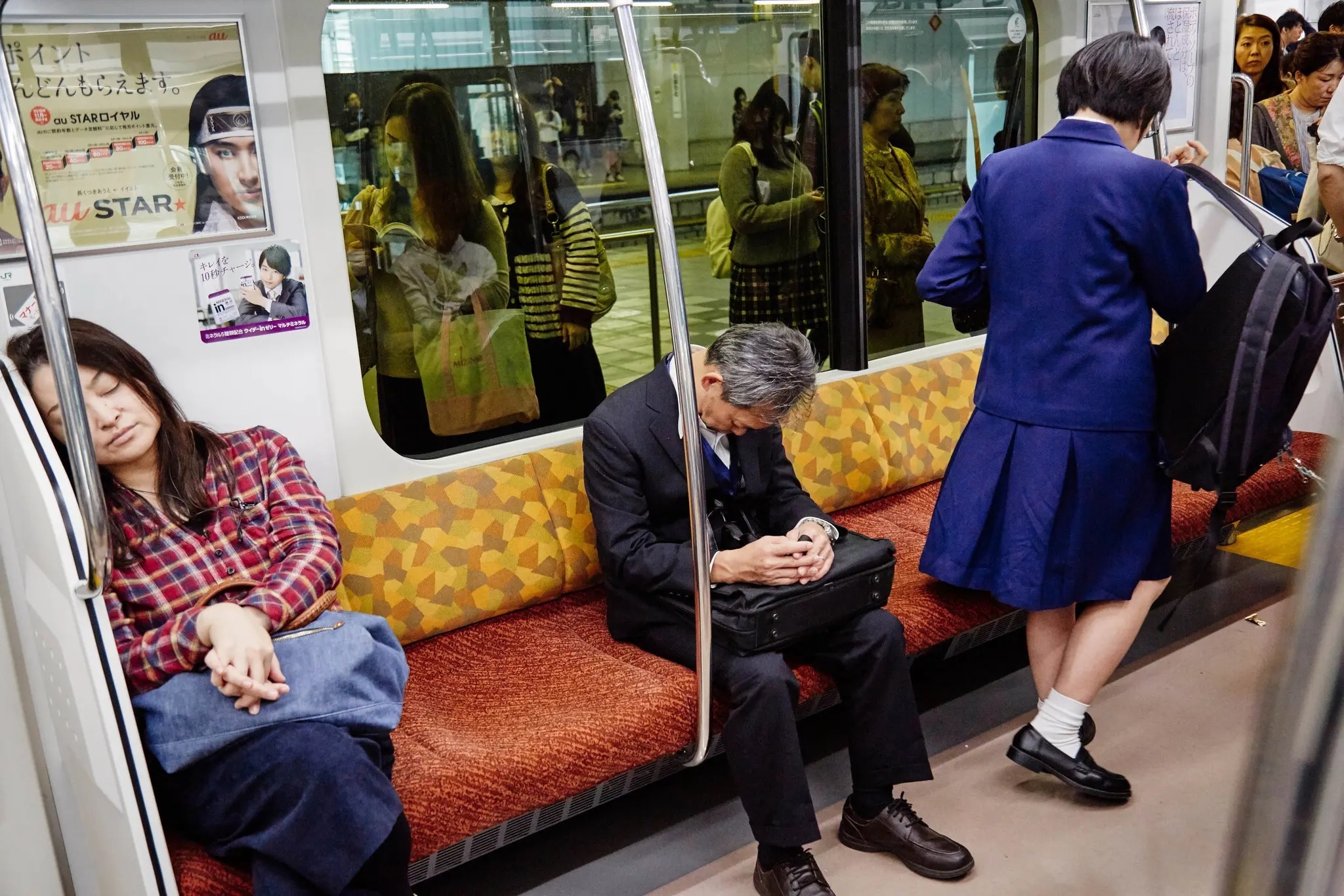 Nguoi Nhat dang ngu nhieu hon hinh anh