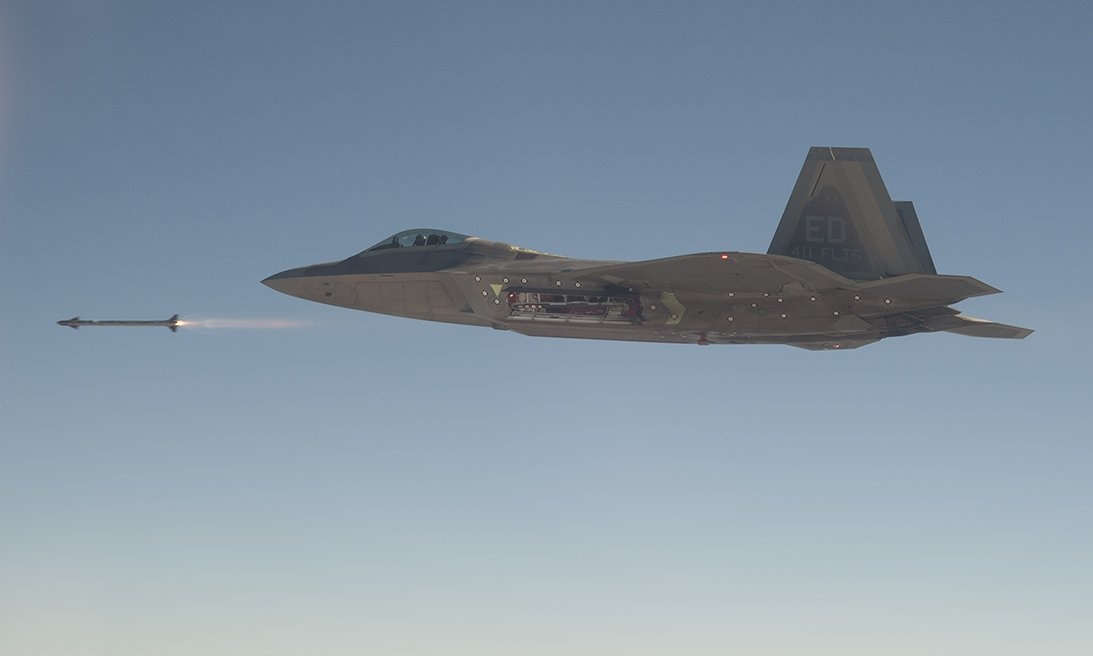 Cuoc trao doi cua phi cong khi F-22 ban ha khinh khi cau Trung Quoc hinh anh